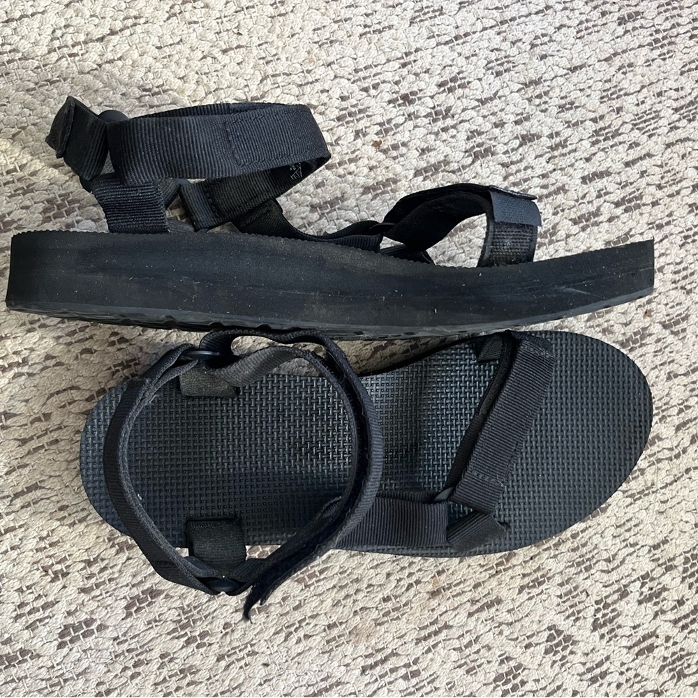 Teva mid form size 9